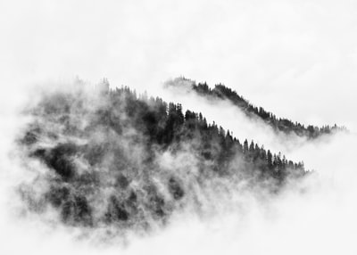 雾覆盖山脉鸟瞰图